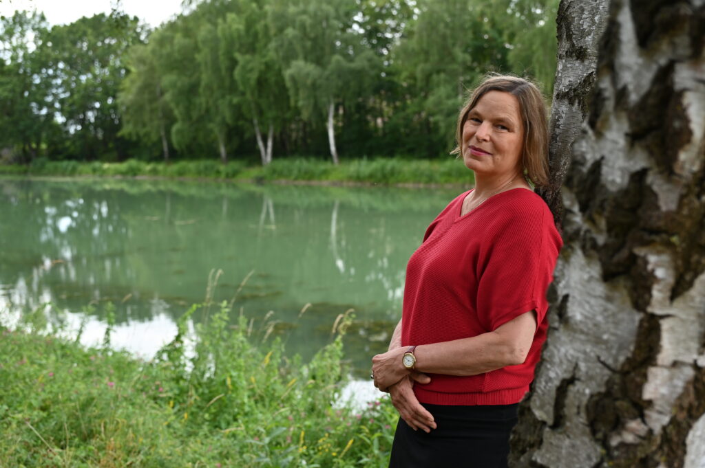 Christiane Böckelmann - Portrait - mit Text: Christiane Böckelmann MBSR - Lehrerin
Zitat: "Du hast eine Verabredung mit dem Leben. Sie findet im gegenwärtigen Moment statt. Wenn du den Moment verpasst, verpasst du dein Leben"
von Thích Nhất Hạnh